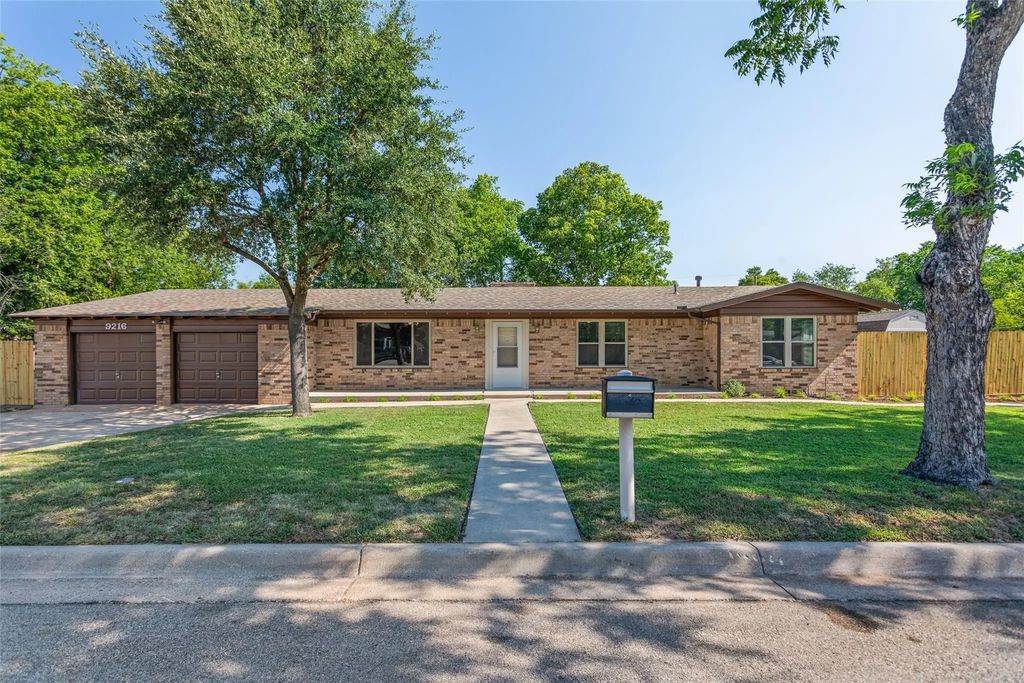 9216 Raymond Avenue, White Settlement