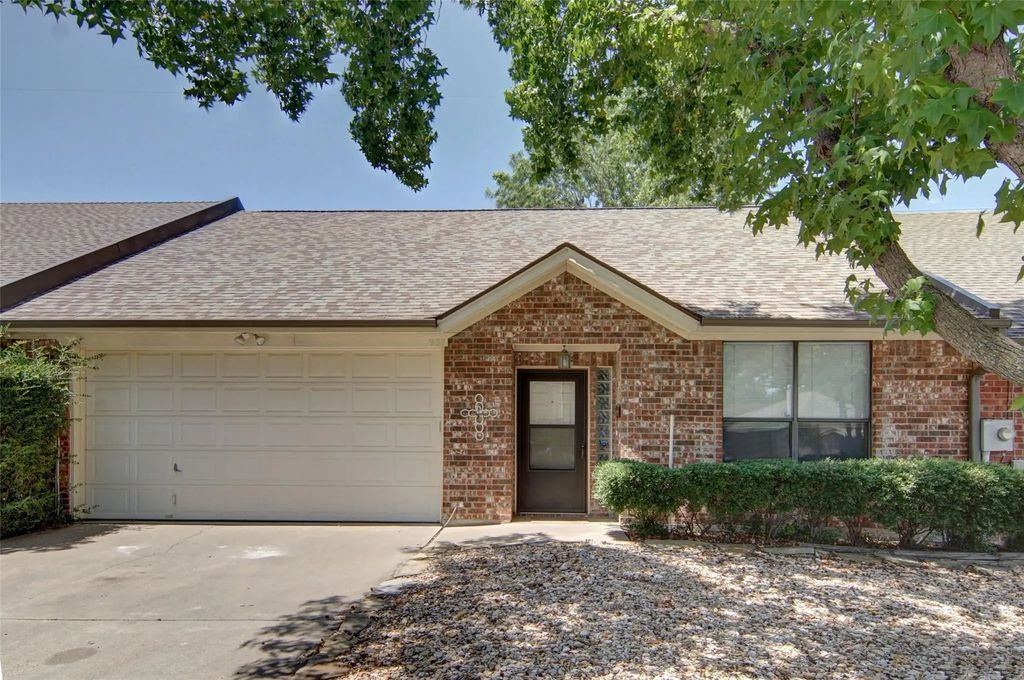 937 Heather Court, Weatherford