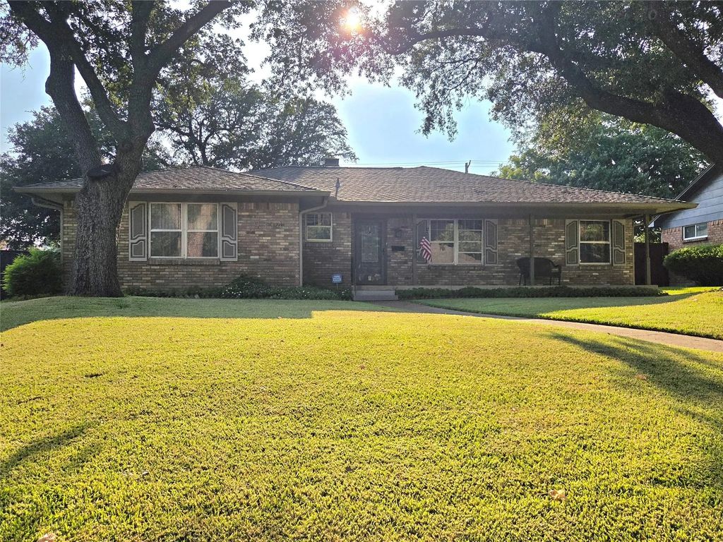 9334 Hunters Creek Drive, Dallas