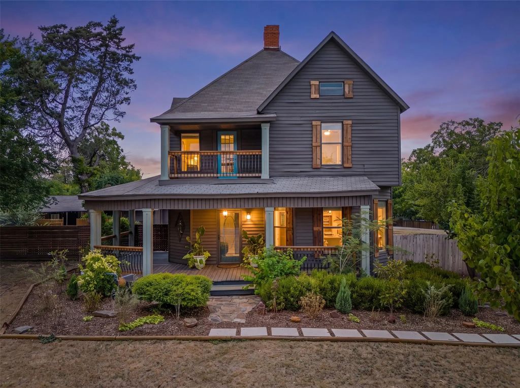 1005 N Trinity Street, Decatur