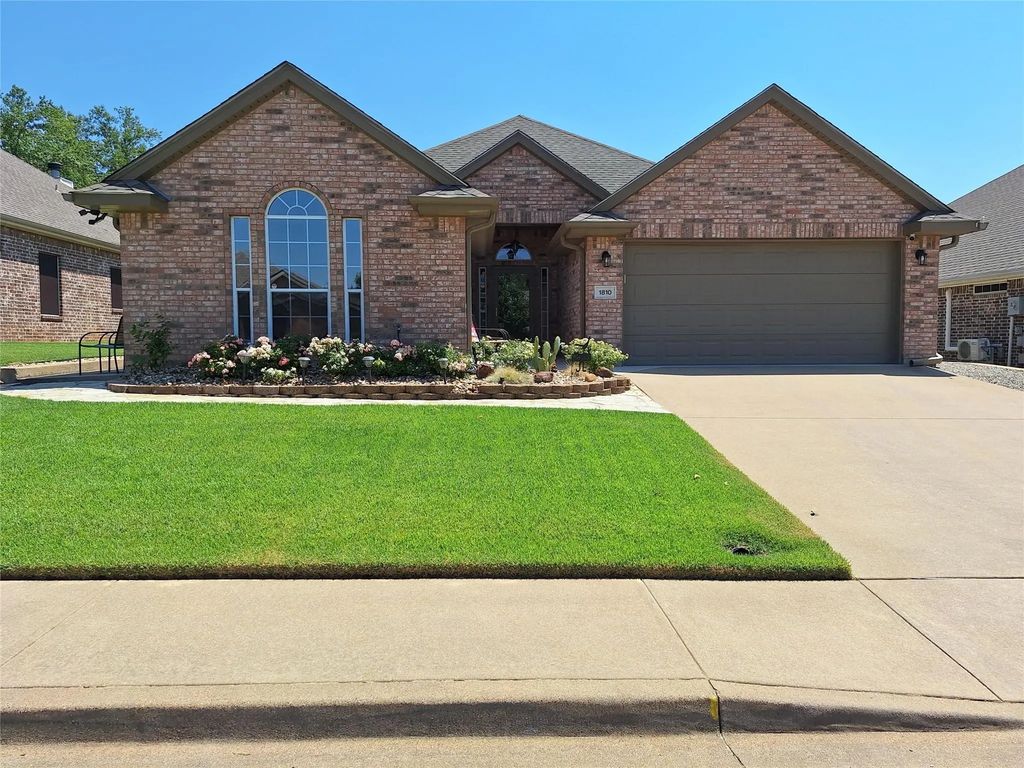 1810 Park Place, Mineola