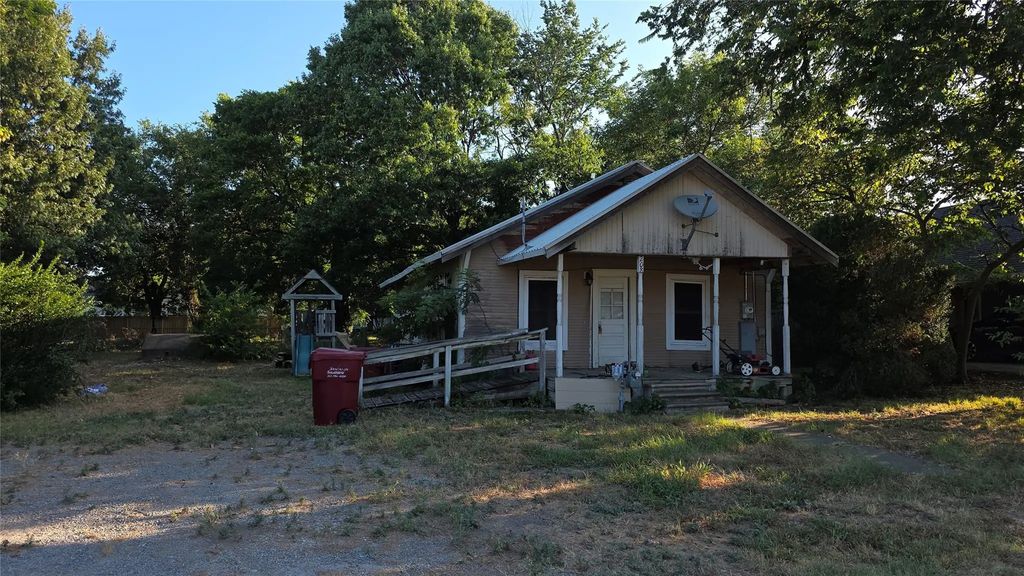 208 E Austin, Leonard