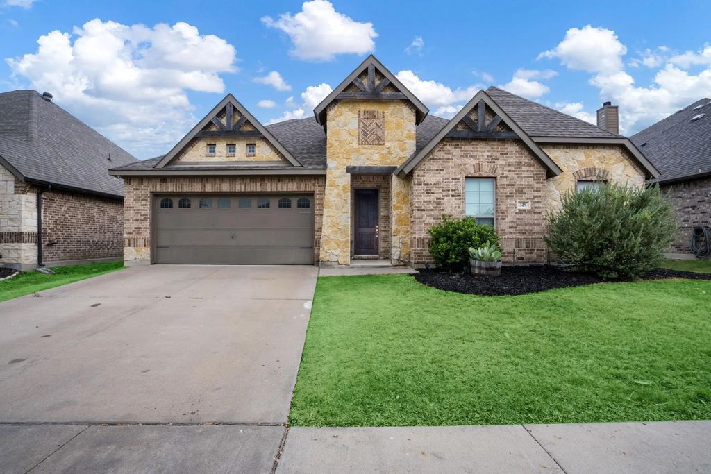 329 Strait Lane, Waxahachie