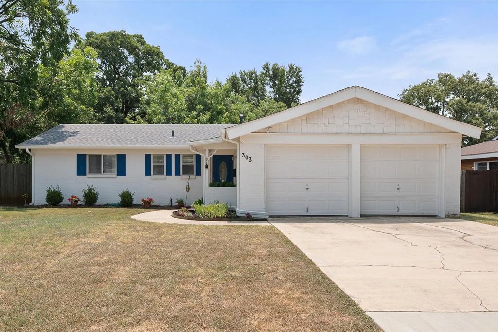 303 Bayless Drive, Euless