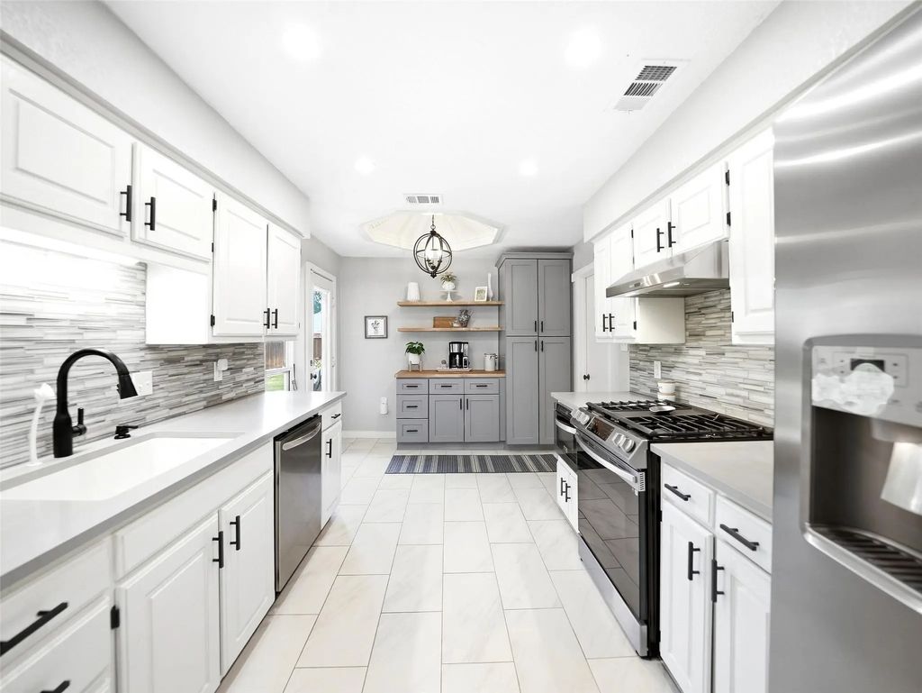 2136 Goldfinch Drive, Lewisville