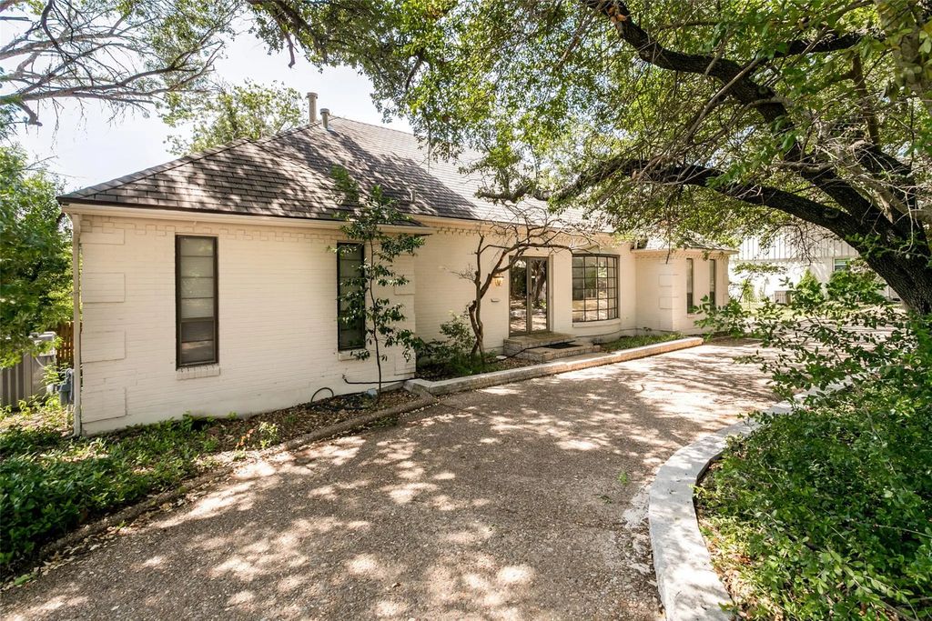 1909 Dakar Road E, Fort Worth
