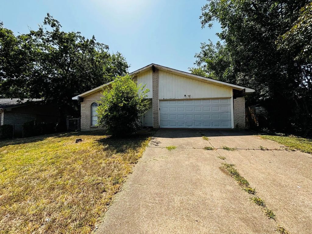 737 S Holiday Drive, Grand Prairie