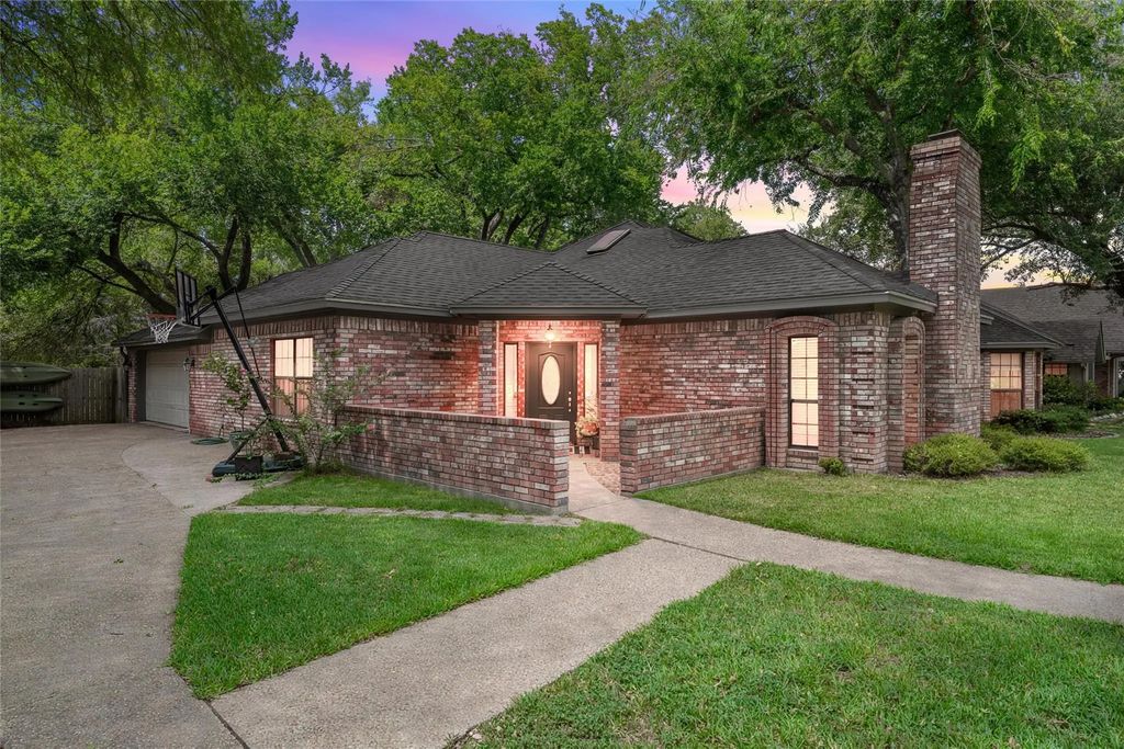 9605 Oak Springs Drive, Woodway