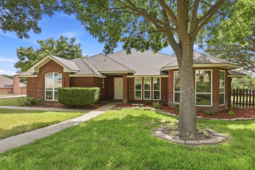 106 Cedar Crest Court, Hudson Oaks