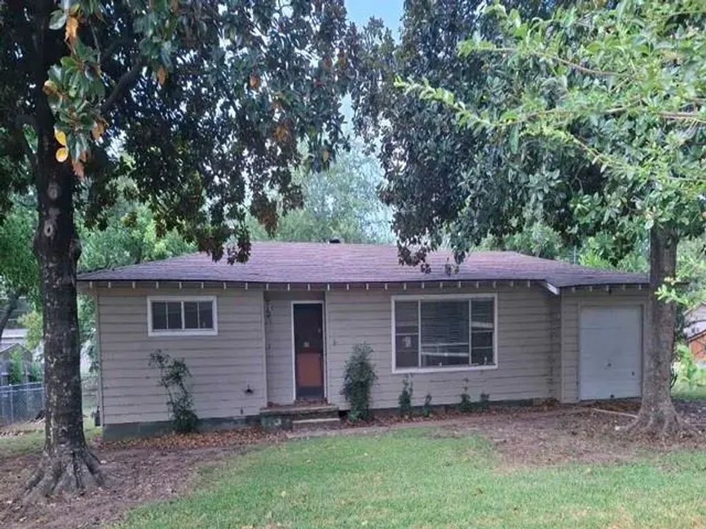 1100 Poe Street, Azle