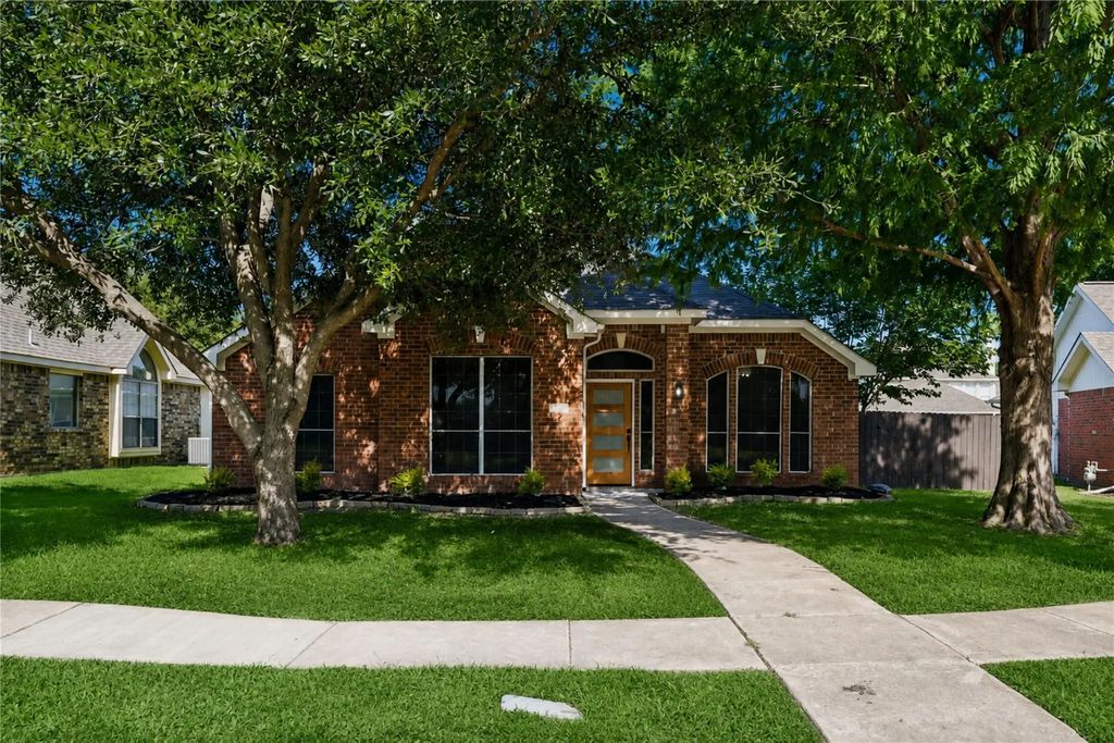 305 Droinwich Circle, Allen