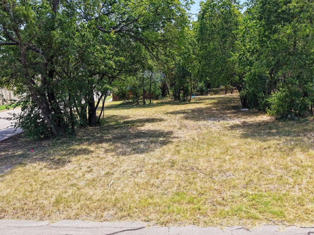 804 E Powell Avenue, Fort Worth