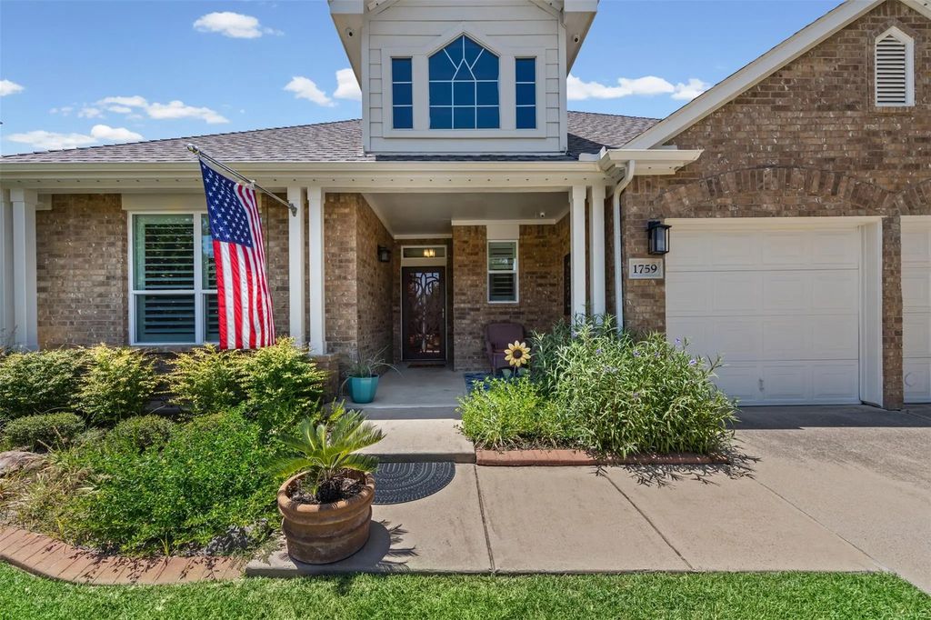 1759 Hidden Brook Drive, Grand Prairie