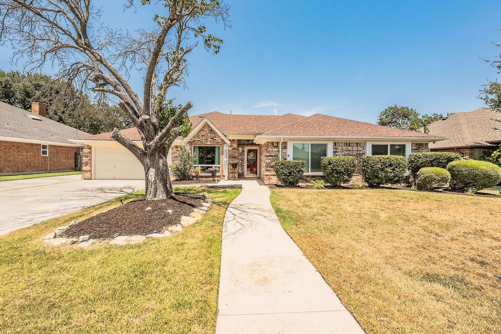 8429 Stephanie Drive, North Richland Hills