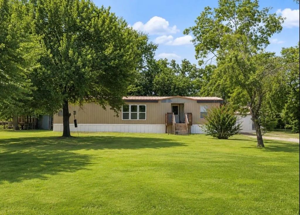 163 Private Road 1307, Bridgeport