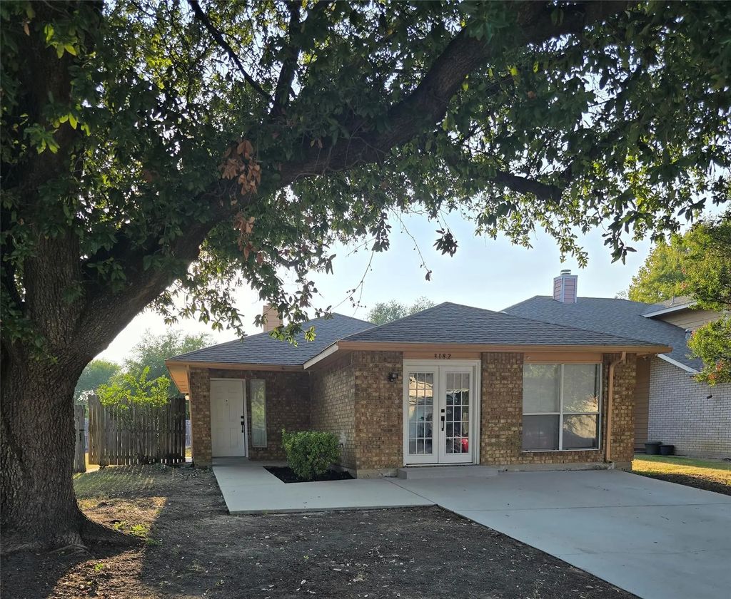 3182 Cross Creek Circle, Grand Prairie