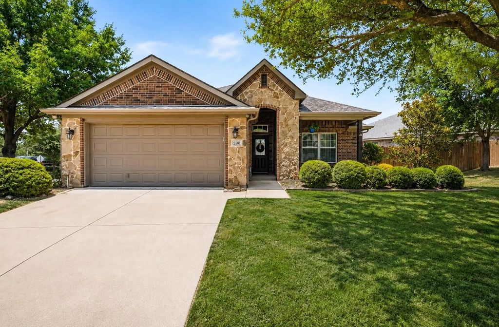 200 Jacinth Lane, Granbury