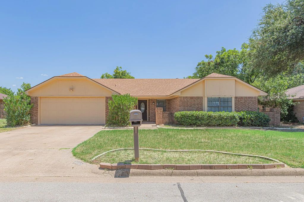 1015 Meadowlark Lane, Granbury