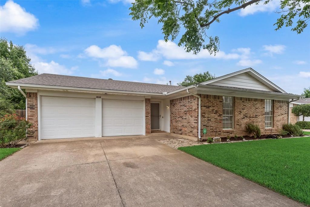 2132 Meandering Drive, Irving