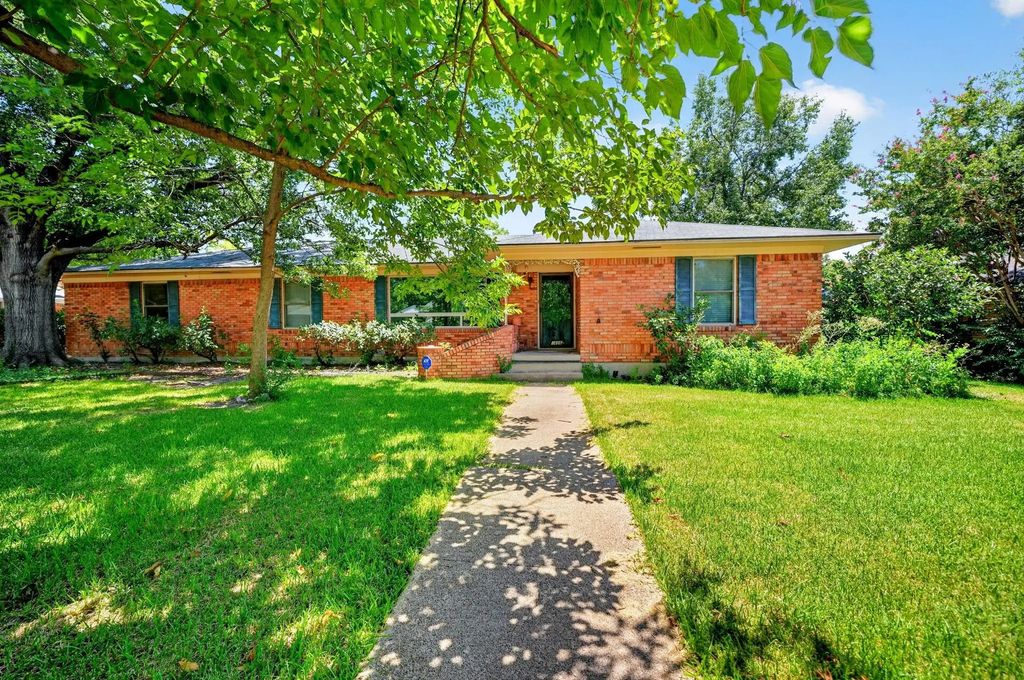 1606 Comanche Trail, Garland