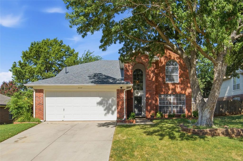 747 Cedar Leaf Circle, Lake Dallas
