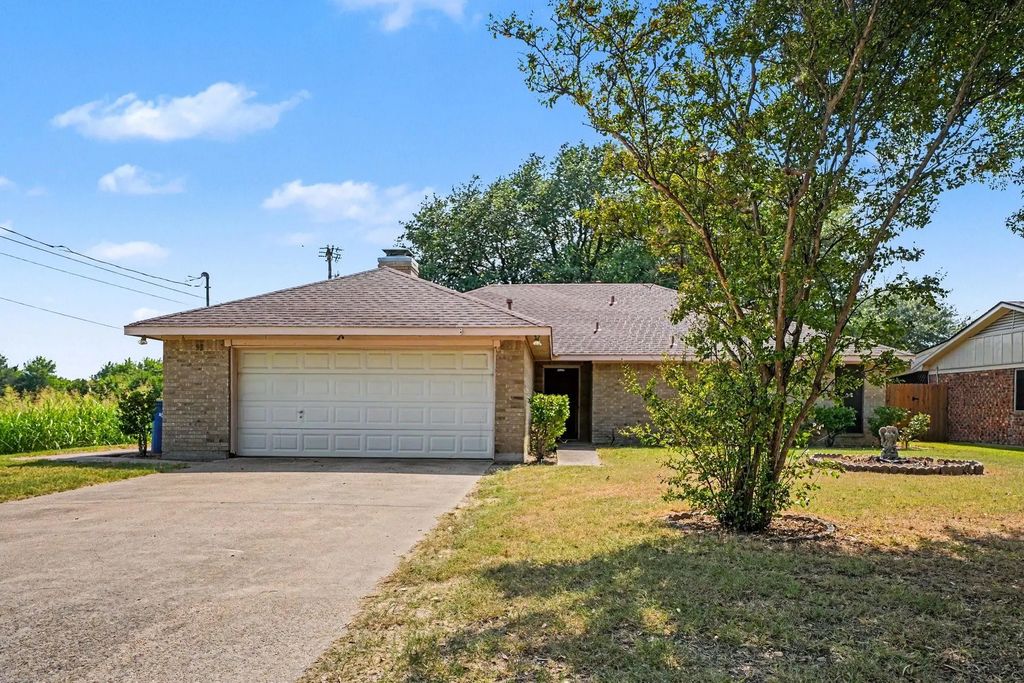 407 Lumpkin Drive, Ennis