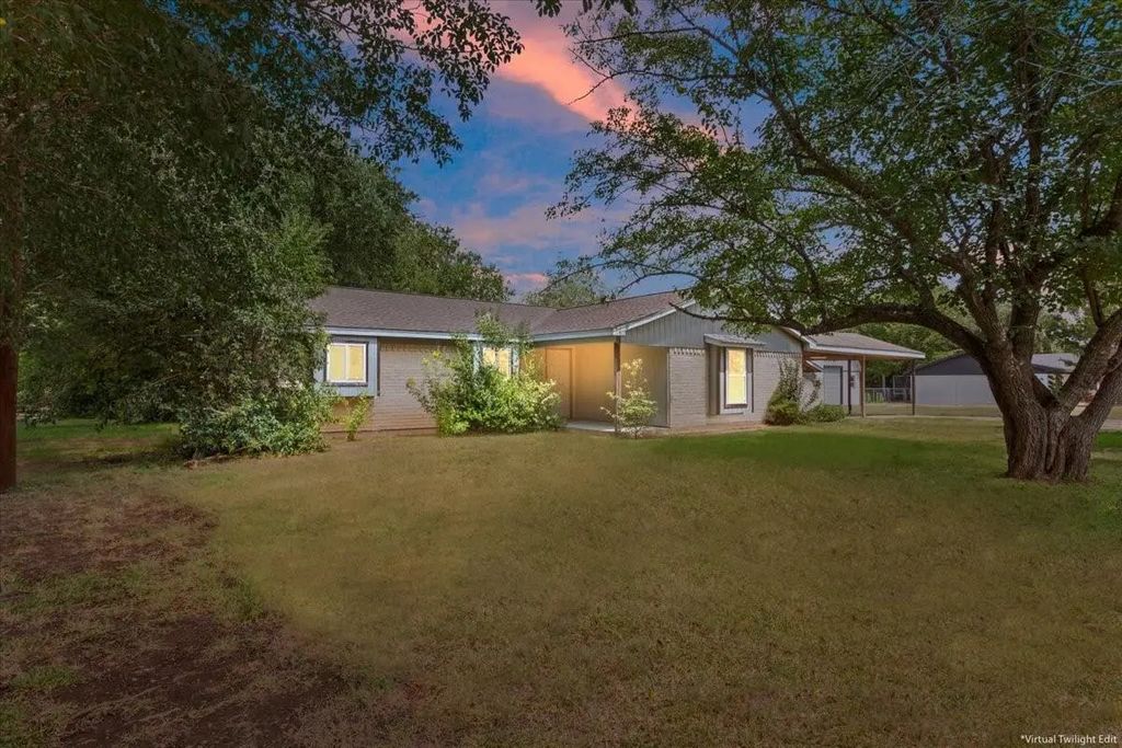 901 S Old Temple Road, Lorena