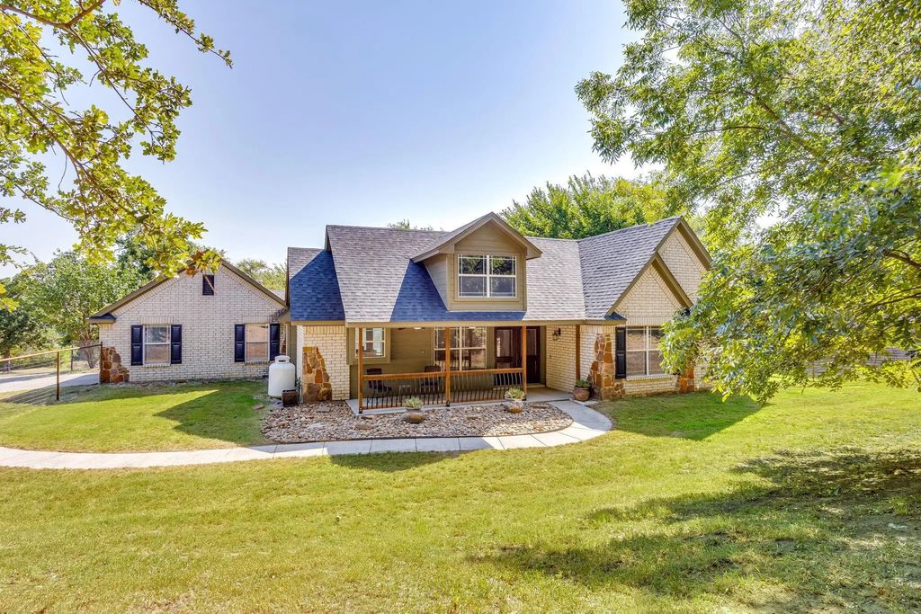 220 Royal Court, Weatherford