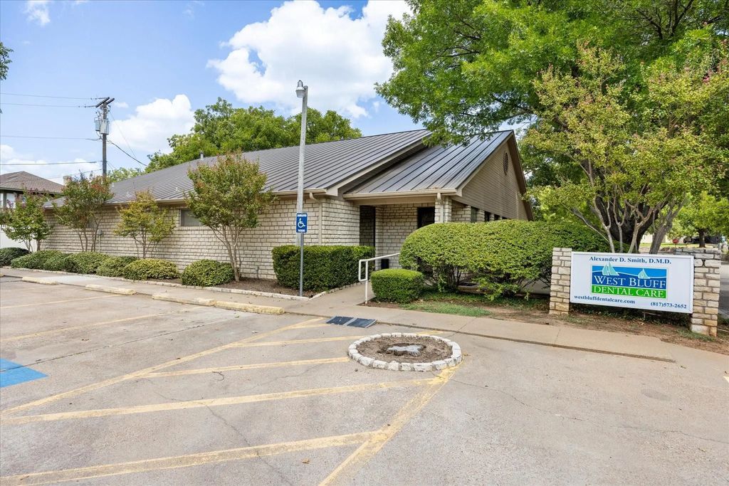 310 W Bluff Street, Granbury