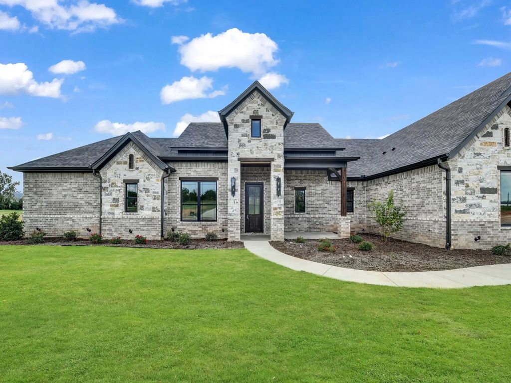 305 Wrangler Court, Weatherford