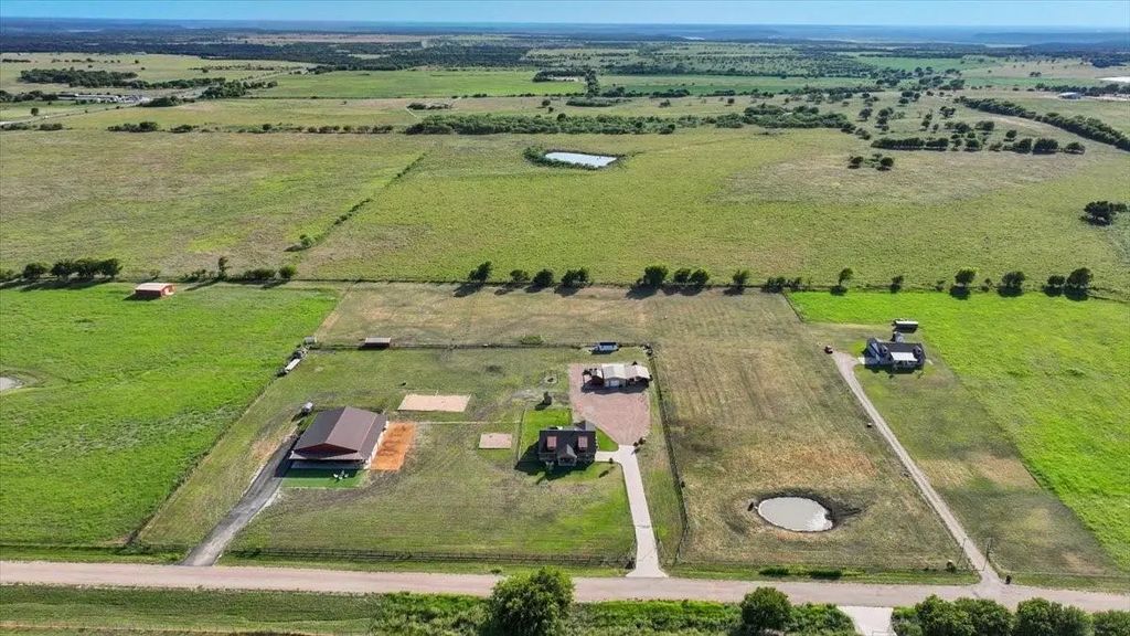 201 Private Road 107, Blum