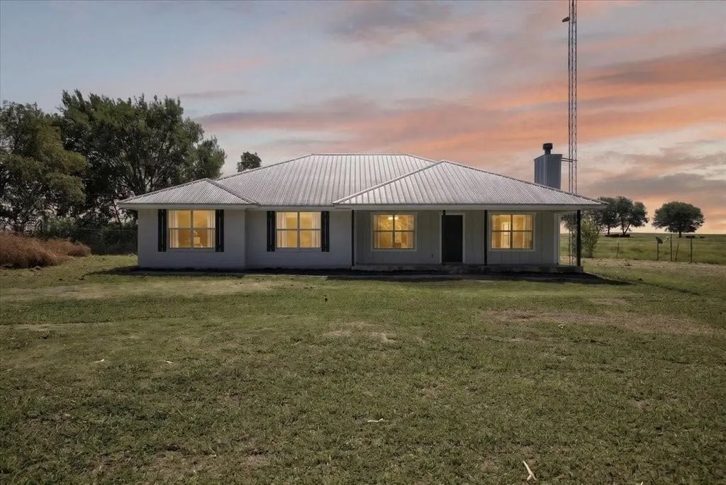 187 Private Road 416, Itasca