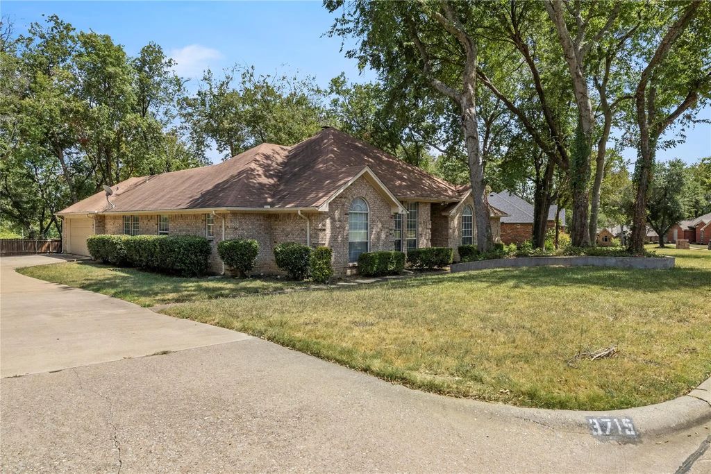 3715 Dahlia Drive, Grand Prairie