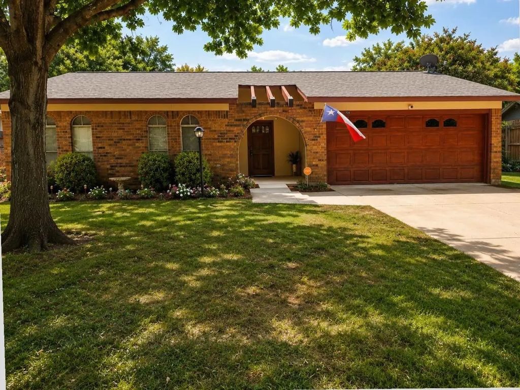 731 Nw Wood Street, Burleson