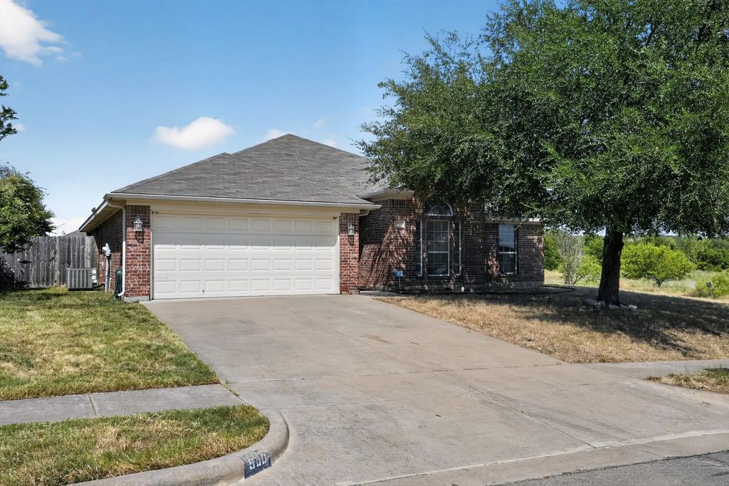 900 Mistflower Avenue, Burleson
