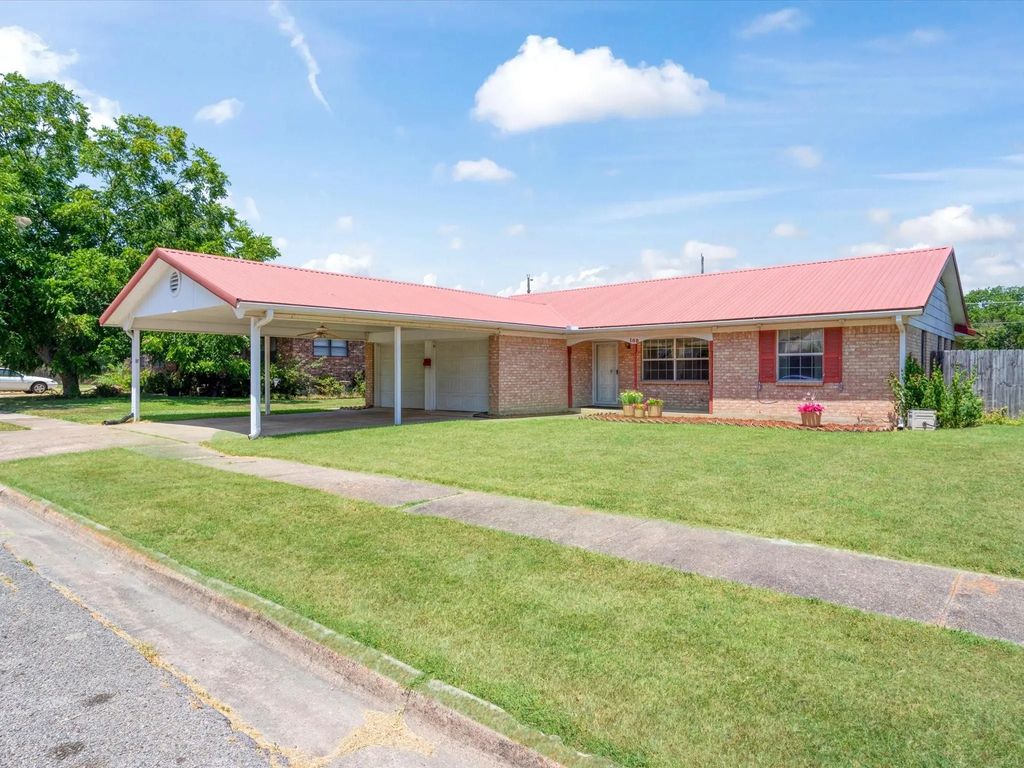 108 W Cunningham Street, Bonham