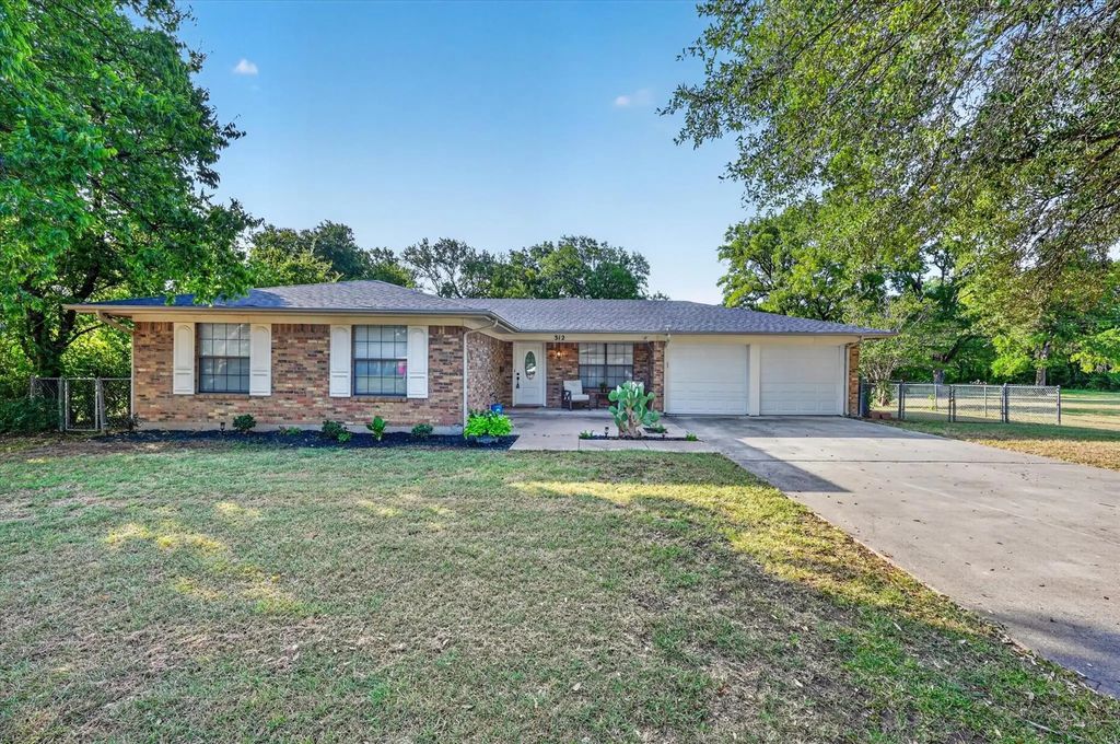 312 E Miller Street, Burleson