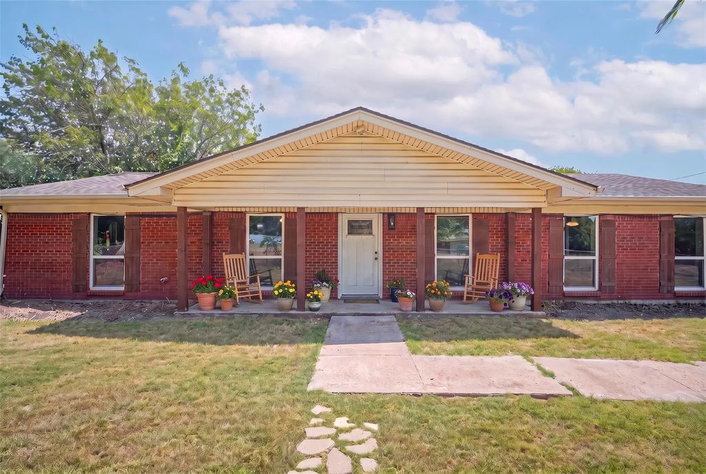 611 S Dallas Street, Palmer