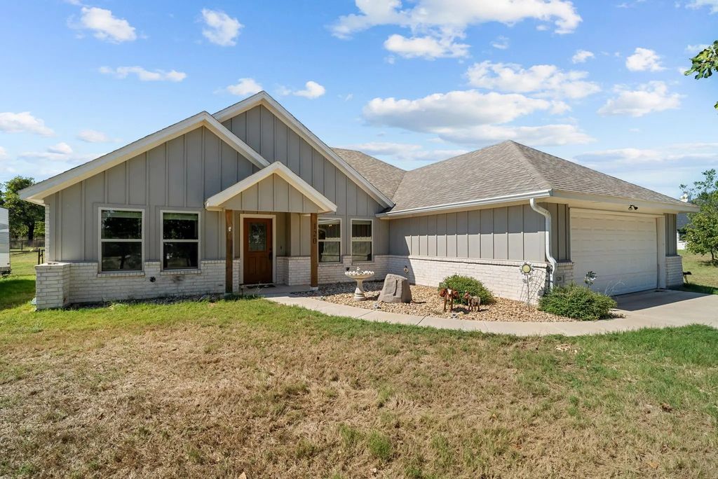 120 Grey Hound Lane, Poolville