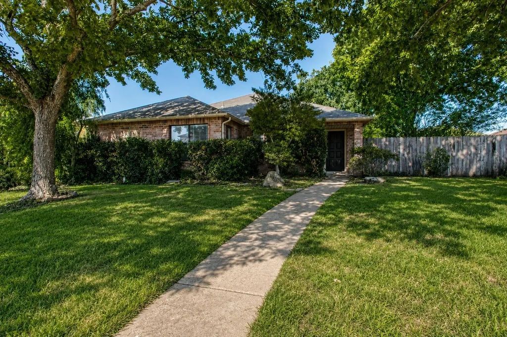 309 Sandlewood Lane, Cedar Hill