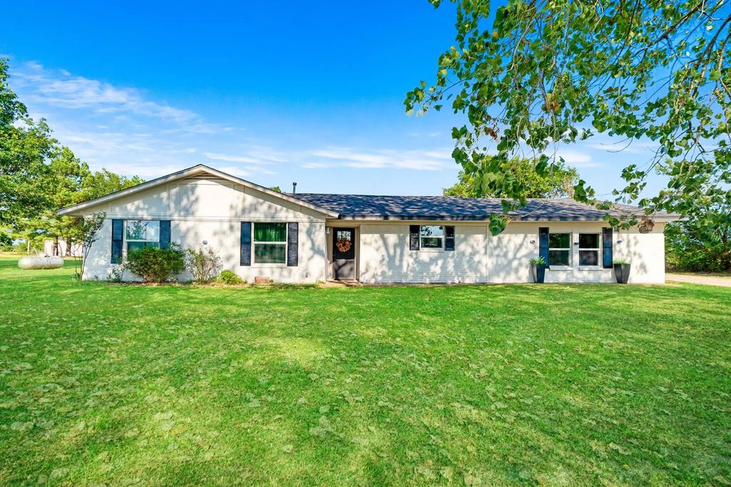 4237 Farm Road 196, Pattonville