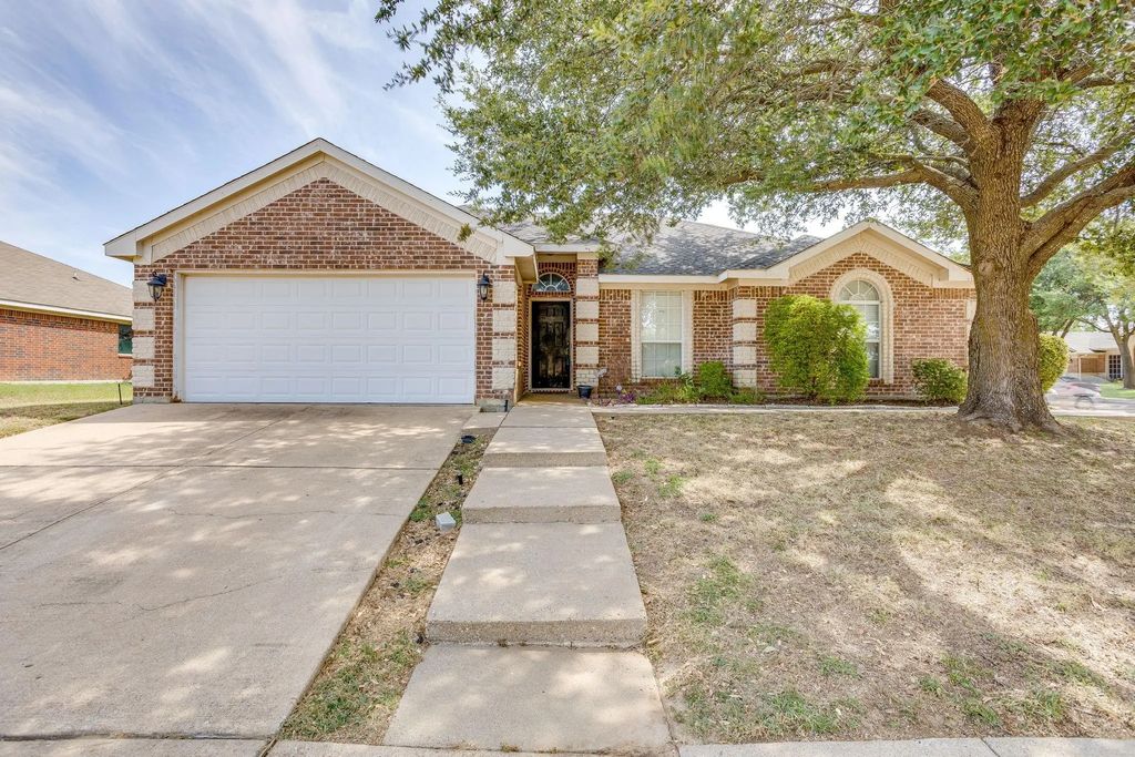 400 Bretts Way, Burleson
