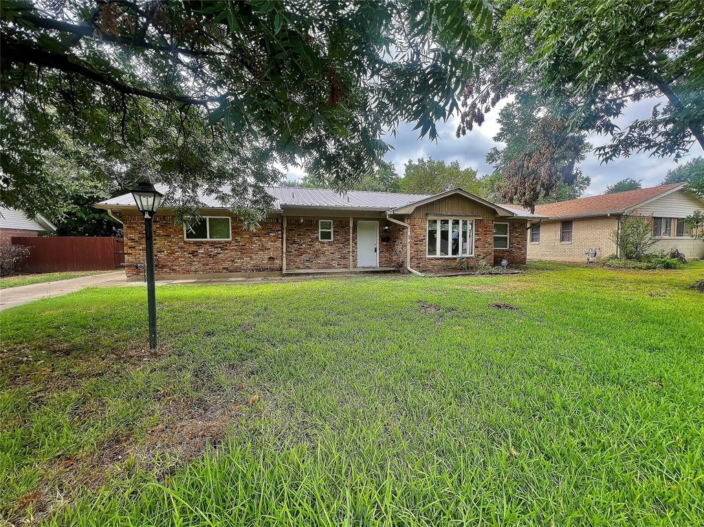 1914 W Northgate Drive, Irving