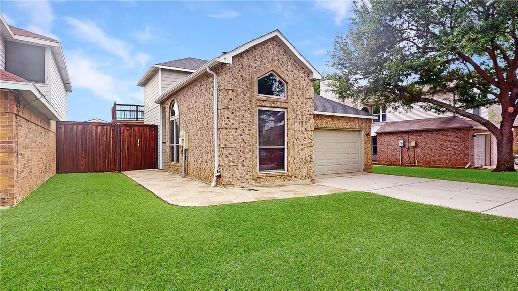 911 Azalia Drive, Lewisville