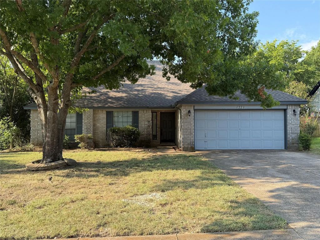 1221 Castleman Drive, Cedar Hill