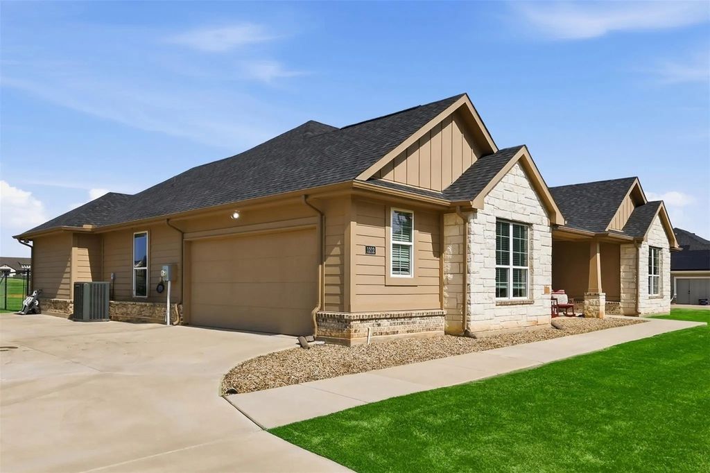 1212 County Road 4797, Springtown