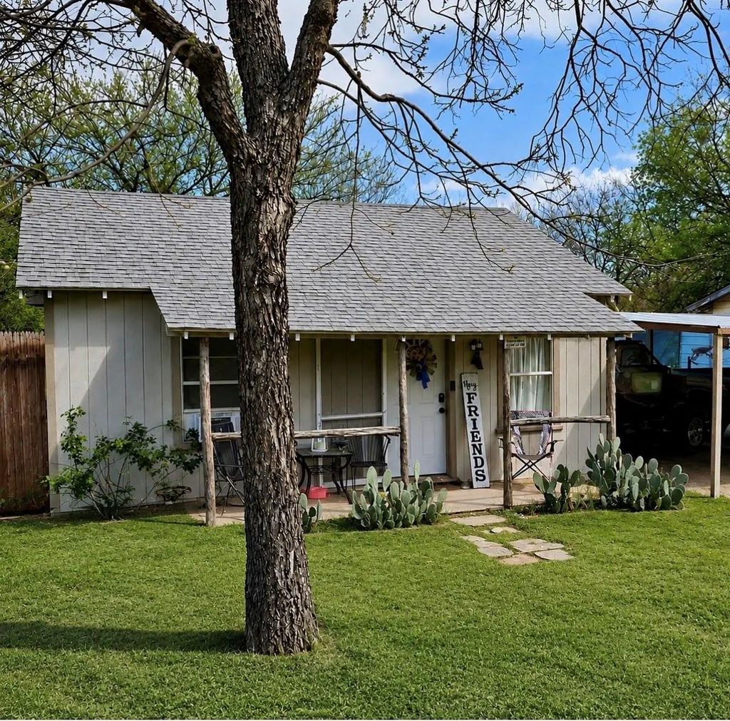 106 Gandy Street, Lipan
