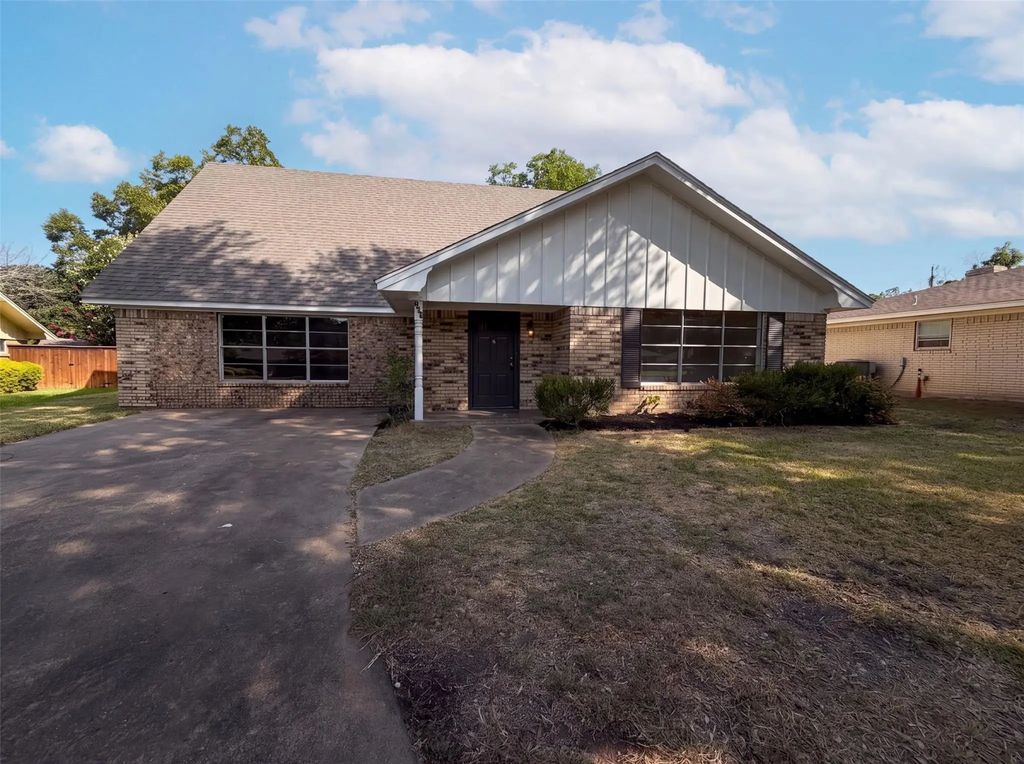 504 Love Circle, Corsicana