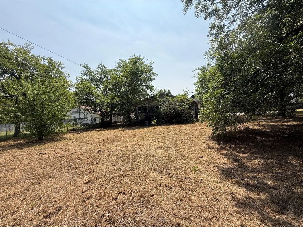 204 W Maple Street, Whitewright