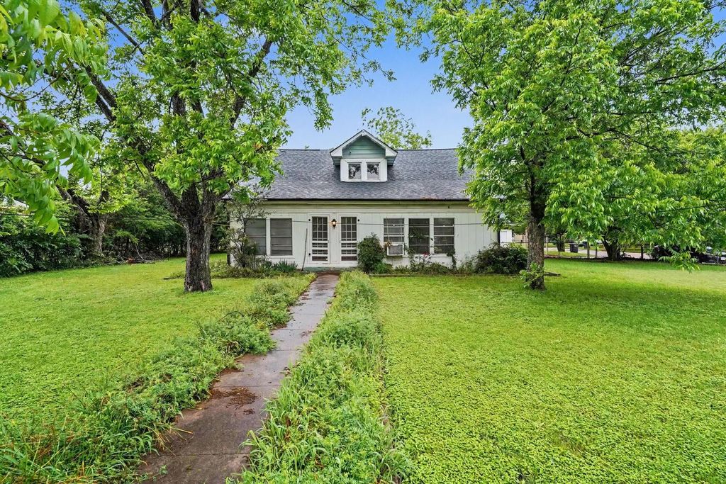 506 Woodard Avenue, Cleburne